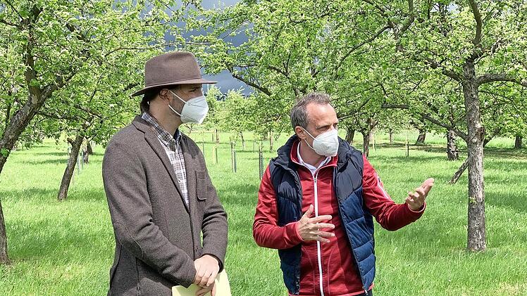 Andr&eacute; Maslo (links) nahm die F&ouml;rderbescheide von Bayerns Umweltminister Thorsten Glauber entgegen.