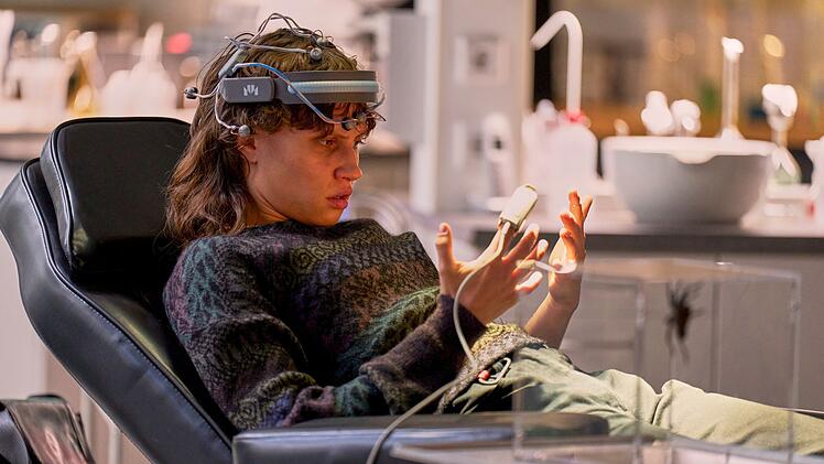 In der Serie "Wake Up" spielt Luna Jordan die junge Angstpatientin Emma, die an der Studie einer Nanobot-Forscherin teilnimmt.