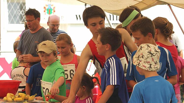Die Stärkunge nach den Läufen mit Obst oder Eis gehört natürlich für die Schüler und Jugendlichen dazu.