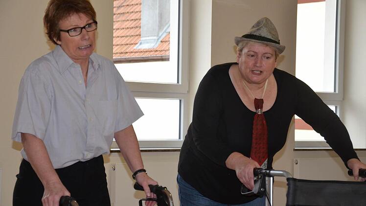 Das Klassentreffen macht mit über 90 etwas andere Probleme.... witzig geschildert von Agnes Göbel (links) und Claudia Röther beim Seniorenfasching in Gauaschach.