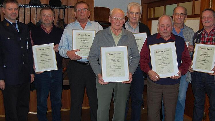 Ehrungen standen bei der Frankenbrunner Feuerwehr an. Unser Bild zeigt (von links) den stellvertretenden Vorsitzender Freddy Gerlach, Reinhold Stürzenberger, Helmut Reuß, Hermann Seifried, Eugen Baumgart, Reinhold Leitschuh, Stefan Schwenzer und Winfried Fröhlich. Foto: Günther Straub