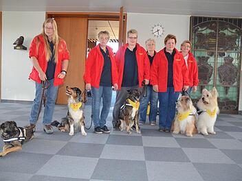Die Besuchshundegruppe des ASB in Nustadt freut sich über die Anerkennung durch den Stadtrat (von links):Monika Dressel mit Senna, Anja Reisenweber mit Lucie, Martina Heinze mit Wanda, Renate Gretzbach, Helga Rölke mit Simba und Balu sowie Heidi Weyh, deren Hündin Holly verhindert war.. Foto: Rainer Lutz
