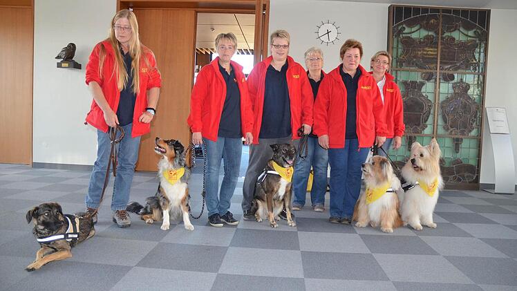 Die Besuchshundegruppe des ASB in Nustadt freut sich über die Anerkennung durch den Stadtrat (von links):Monika Dressel mit Senna, Anja Reisenweber mit Lucie, Martina Heinze mit Wanda, Renate Gretzbach, Helga Rölke mit Simba und Balu sowie Heidi Weyh, deren Hündin Holly verhindert war.. Foto: Rainer Lutz