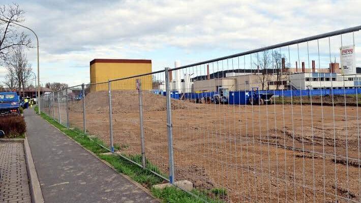 Auf diesem Gelände an der Christian-König-Straße in Redwitz soll der Neubau der Firma Johnson Matthey entstehen. Foto: Thomas Micheel