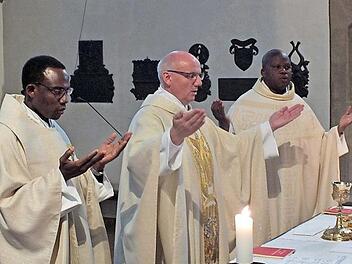 Jean Désiré Sawadogo, Stadtpfarrer Helmut Hetzel und Dr. Emanuel Sawadogo (von links) hielten den Gottesdienst gemeinsam.  Foto: Manfred Welker