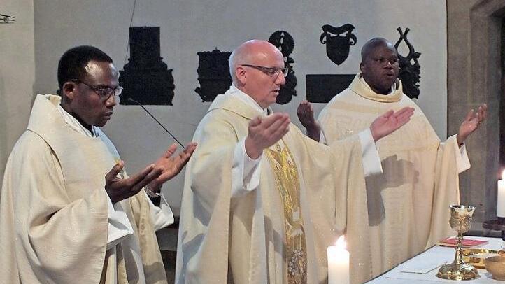 Jean Désiré Sawadogo, Stadtpfarrer Helmut Hetzel und Dr. Emanuel Sawadogo (von links) hielten den Gottesdienst gemeinsam.  Foto: Manfred Welker