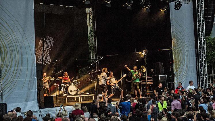 LaBrassBanda begeistert in Tambach . Foto: Jochen Berger