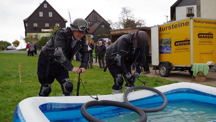 Das Dauerduell der Neuengrüner Kerwa: Bürgermeister Jens Korn  gegen Pater Jan Poja Veronika Schadeck