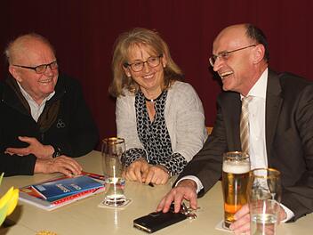 Das älteste CSU-Mitglied, das gleichzeitig vor 60 Jahren den Ortsverband Neubrunn gründete, ist Elmar Rennert (links), der so manche Begebenheit aus der früheren Zeit ansprach, mit CSU-Vorsitzender Lilo Stubenrauch und Landrat Wilhelm Schneider (rechts).Foto: Günther Geiling