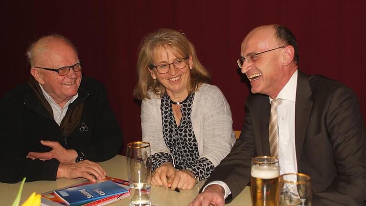 Das älteste CSU-Mitglied, das gleichzeitig vor 60 Jahren den Ortsverband Neubrunn gründete, ist Elmar Rennert (links), der so manche Begebenheit aus der früheren Zeit ansprach, mit CSU-Vorsitzender Lilo Stubenrauch und Landrat Wilhelm Schneider (rechts).Foto: Günther Geiling