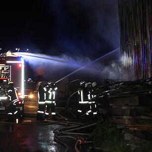 Flammen vernichten stillgelegte Zimmerei
