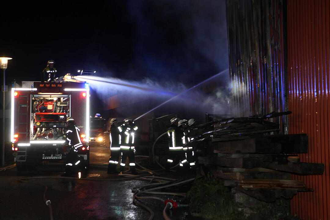Flammen vernichten stillgelegte Zimmerei