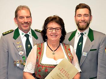 Schützenvereinsvorsitzender Arno Röder (links) konnte Monika Beck für 25-jährige Vereinstreue auszeichnen. Sein Sohn André Röder erhielt wie auch Holger Fritsch das Protektoratsabzeichen.  Fritsch war krankheitsbedingt verhindert. Foto:  Peter Rauch
