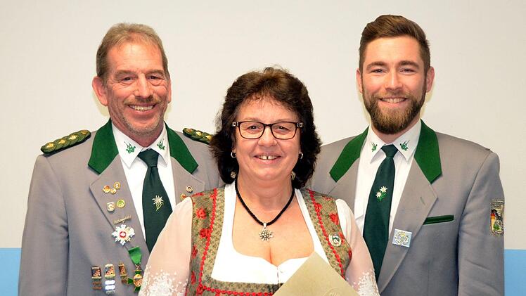 Schützenvereinsvorsitzender Arno Röder (links) konnte Monika Beck für 25-jährige Vereinstreue auszeichnen. Sein Sohn André Röder erhielt wie auch Holger Fritsch das Protektoratsabzeichen.  Fritsch war krankheitsbedingt verhindert. Foto:  Peter Rauch