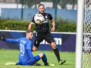 Da keimte noch einmal Hoffnung auf: Der Sander Thorsten Schlereth trifft zum zwischenzeitlichen 1:2. Der Erlanger Torh&uuml;ter Michael Kraut muss tatenlos zusehen, wie der Ball wenige Augenblicke sp&auml;ter im Netz einschl&auml;gt.  Foto: Ryan Evans