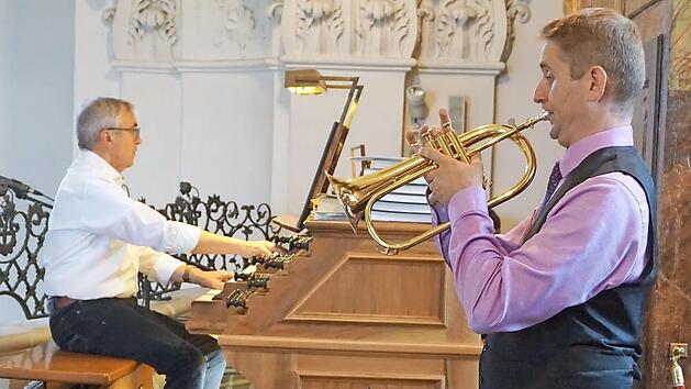 Georg Sch&auml;ffner (li.) und Florian Zeh bescherten den G&auml;sten in der G&ouml;&szlig;weinsteiner Basilika einen abendlichen Musikgenuss.  Foto: privat