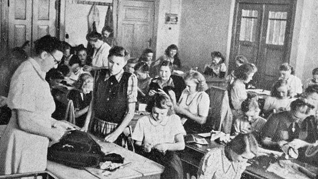 Die Forchheimer N&auml;hschule der Awo startete 1949 im "Kronengarten".Repros: Manfred Franze