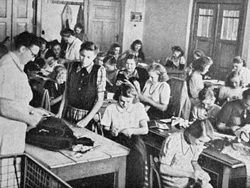 Die Forchheimer Nähschule der Awo startete 1949 im "Kronengarten".Repros: Manfred Franze