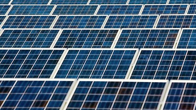 Energiegewinnung und Klimaschutz: Solarmodule auf den Dächern zweier Gebäude in Ebern können die Bürger erwerben.  Archivbild: Patrick Pleul/dpa