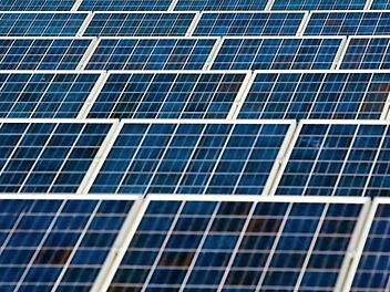 Energiegewinnung und Klimaschutz: Solarmodule auf den Dächern zweier Gebäude in Ebern können die Bürger erwerben.  Archivbild: Patrick Pleul/dpa