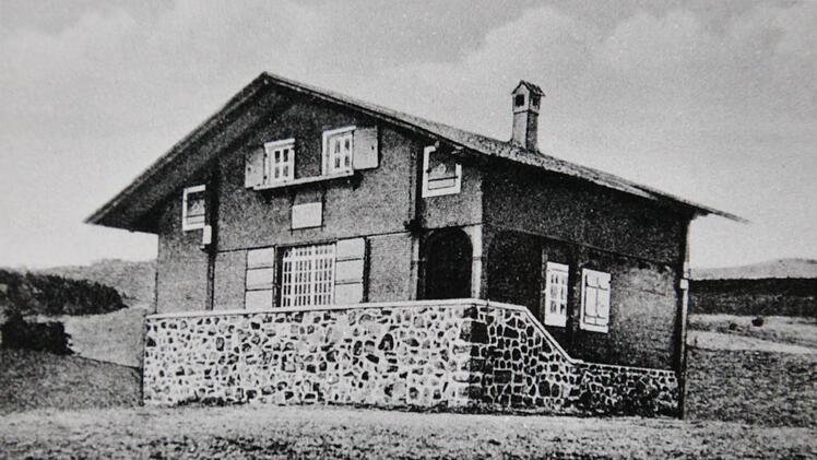 Das Bild zeigt die Kissinger Hütte nach Verlegung des Eingangs 1924. Foto: Archiv Saale-Zeitung/Repro Johannes Schlereth