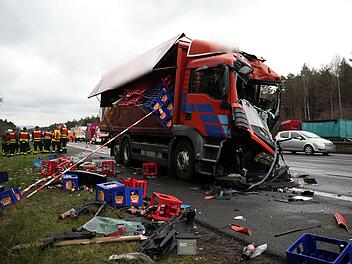 A9 bei Nürnberg: Lkw kracht in Stauende - Fahrer eingeklemmt und schwer verletzt