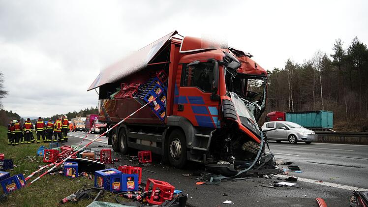 A9 bei Nürnberg: Lkw kracht in Stauende - Fahrer eingeklemmt und schwer verletzt