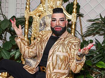 Harald Glööckler Harald Glööckler war im Podcast "Mit den Waffeln einer Frau" von Barbara Schöneberger zu Gast und hat dort über seine luxuriösen Wohnungen gesprochen.