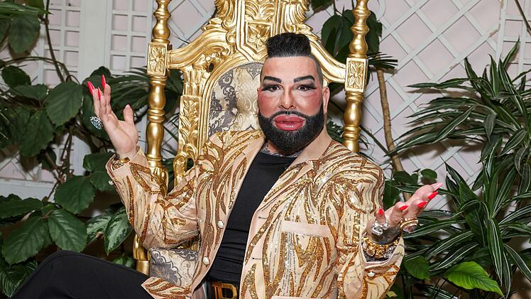 Harald Gl&ouml;&ouml;ckler war im Podcast "Mit den Waffeln einer Frau" von Barbara Sch&ouml;neberger zu Gast und hat dort &uuml;ber seine luxuri&ouml;sen Wohnungen gesprochen.