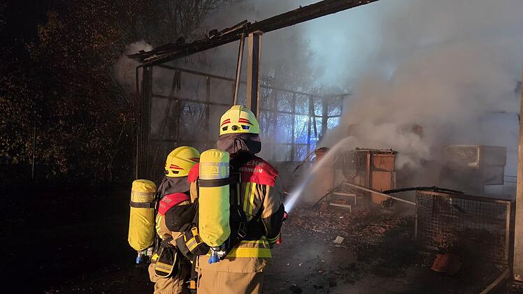 Massiver Brand auf Wertstoffhof Burgbernheim &ndash; Feuerwehreinsatz in der Nacht