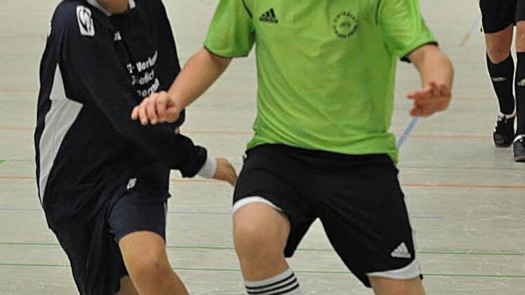 Marvin Schmidt (SV Motschenbach/links) und Nicos Wagner (JFG Schiefe Ebene) kämpfen im Finale der D-Junioren um den Ball. Foto: Karl Heinz Weber