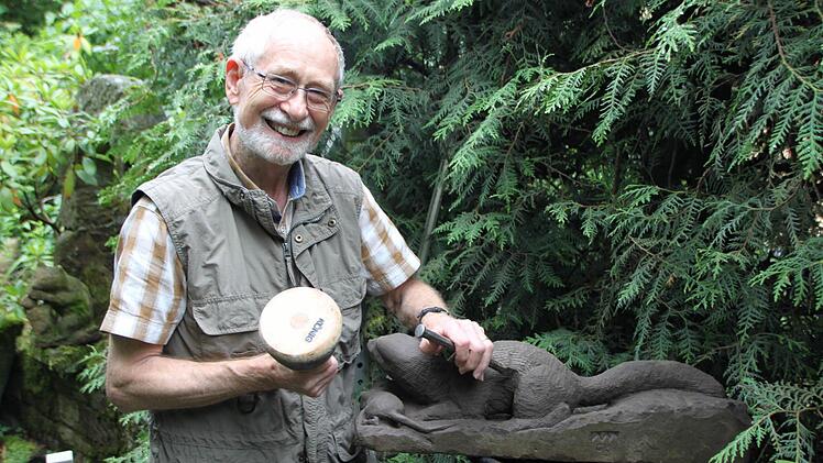 Gerwin Kellermann arbeitet an seinem neuesten Kunstwerk, einem Marder mit Beute. Foto: Sebastian Vogt