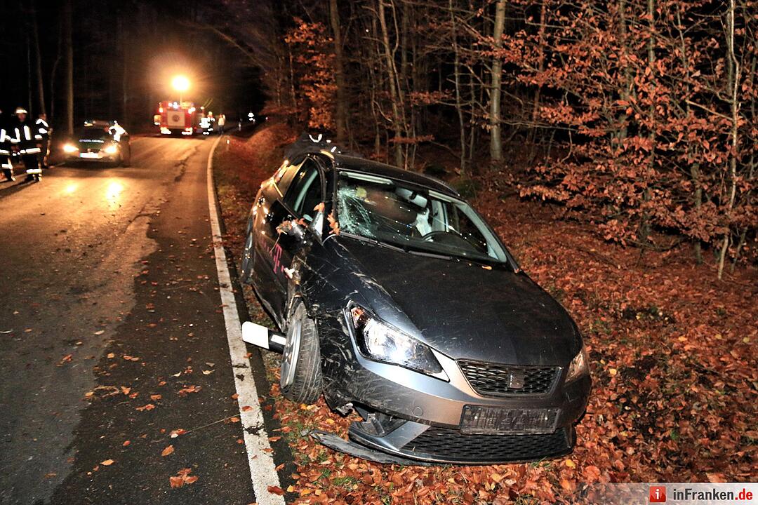 Pkw prallt bei Buch gegen Baum