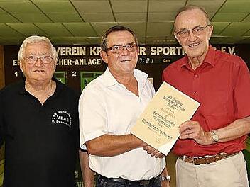 BLSV-Kreisvorsitzender Karl H. Fick (rechts) überreichte an Horst Wich, den Vorsitzenden des Vereins Kronacher Sportkegler (Mitte), die Verdienstnadel des BLSV in Gold mit großem Kranz samt Urkunde. Links Ehrenvorsitzender Erwin Dannreuther.