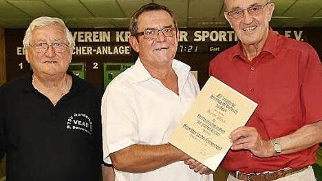 BLSV-Kreisvorsitzender Karl H. Fick (rechts) überreichte an Horst Wich, den Vorsitzenden des Vereins Kronacher Sportkegler (Mitte), die Verdienstnadel des BLSV in Gold mit großem Kranz samt Urkunde. Links Ehrenvorsitzender Erwin Dannreuther.