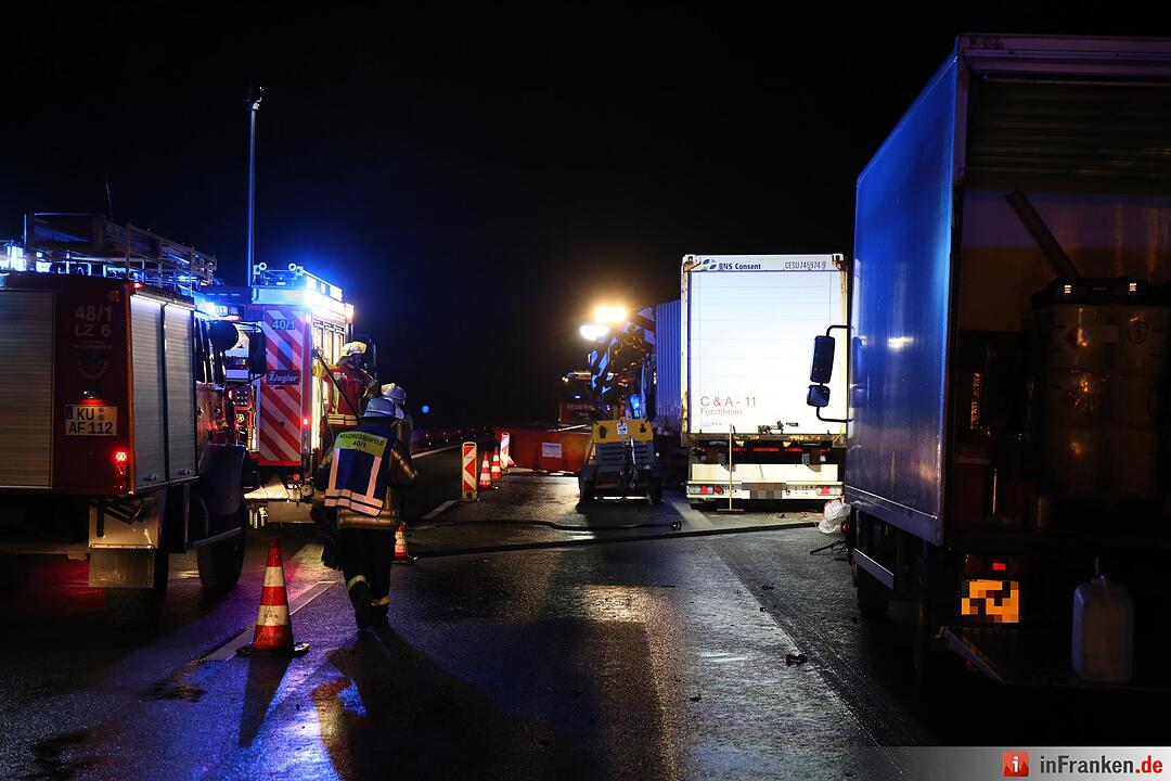 Lkw walzt Nachtbaustelle nieder - Bauarbeiter schwer verletzt - Bild der Verwuestung auf mehr als 300 Metern