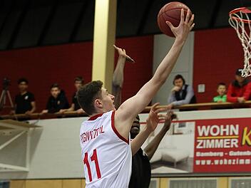 Der Regnitztaler Kay Bruhnke zieht zum Korb, der T&uuml;binger Harrison Ole Nnana (hinten) kann ihn nicht stoppen. Foto: sportpress