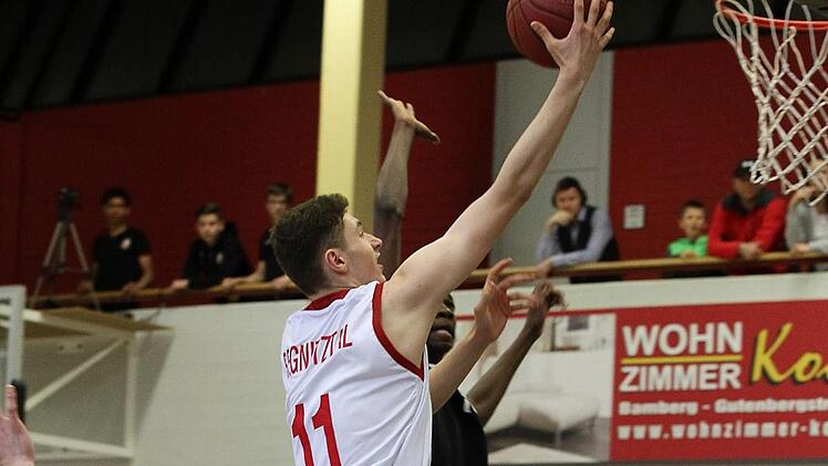 Der Regnitztaler Kay Bruhnke zieht zum Korb, der T&uuml;binger Harrison Ole Nnana (hinten) kann ihn nicht stoppen. Foto: sportpress