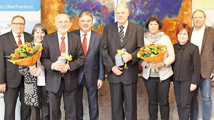 Dieter Weiss (Dritter von links) und Hans Dieter Vießmann (Vierter von rechts) wurden aus den Diensten des Landratsamt verabschiedet. Mit im Bild (von links): Stellvertretender Landrat Dieter Schaar, Barbara Weiss, Landrat Klaus Peter Söllner, Brigitte Vießmann, stellvertretende Landrätin Christina Flauder und Personalrat Udo Kastner. Foto: Landratsamt Kulmbach