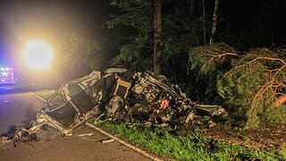 Tödlicher Unfall im Kreis Forchheim: Auto prallt gegen Baum und wird komplett zerstört - Fahrer stirbt