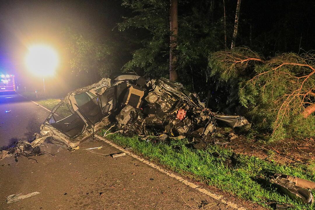 Tödlicher Unfall im Kreis Forchheim: Auto prallt gegen Baum und wird komplett zerstört - Fahrer stirbt