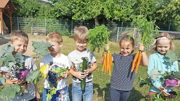 Die Kinder freuten sich &uuml;ber den Lohn ihrer Gartenarbeit. Foto: privat