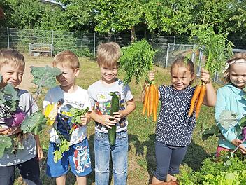 Die Kinder freuten sich über den Lohn ihrer Gartenarbeit. Foto: privat