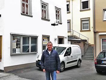 Der Schweinfurter Schreinermeister Thomas Fries (61) kaufte und modernisierte in den vergangenen zehn Jahren vier Häuser in der Weingasse; im Bild die Häuser 8, dahinter 8a und rechts das Haus Nummer 9