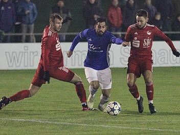 Bester Spieler im Derby war Tayfun Özdemir (Mitte). Der Frohnlacher lieferte sich mit Eric Heinze (rechts) im Mittelfeld packende Duelle; links Coburgs Innenverteidiger Daniel Kimmel. Foto: Lisa Hümmer
