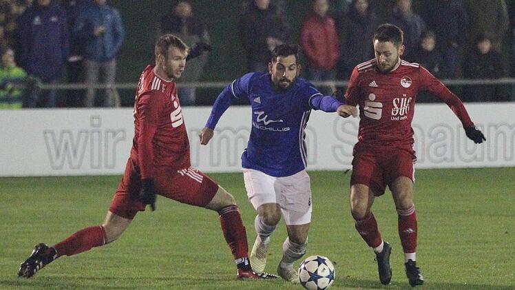 Bester Spieler im Derby war Tayfun Özdemir (Mitte). Der Frohnlacher lieferte sich mit Eric Heinze (rechts) im Mittelfeld packende Duelle; links Coburgs Innenverteidiger Daniel Kimmel. Foto: Lisa Hümmer