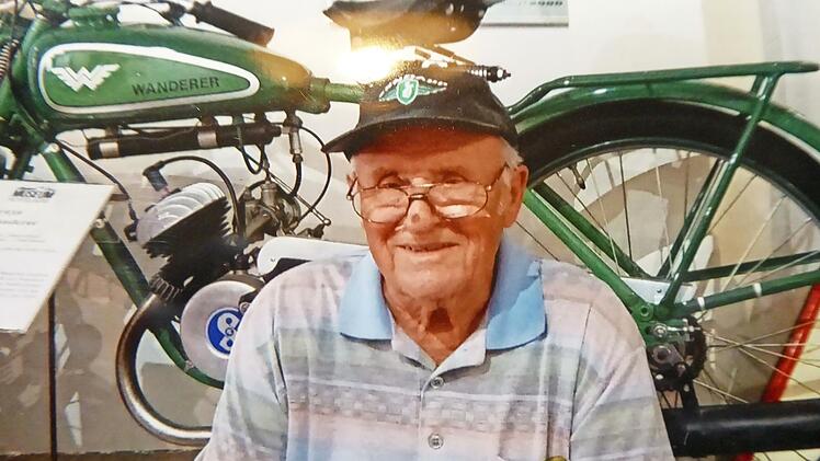 Sein Motorrad aus dem Jahr 1931 ist genausoalt wir der Jubilar Karl Müller selbst.