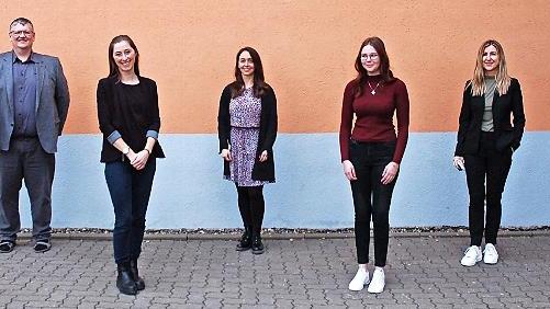 Unser Bild zeigt (von rechts) Rektor Michael Schnappauf, die Jugendbeauftragte des Rotary Clubs, Annette Schneider, Projektleiterin Lara Wicklein, Organisatorin Stefanie Böhm, Projektleiterin Anna Tkotz, Konrektor Holger Pohl und Bürgermeister Bernd Rebhan.