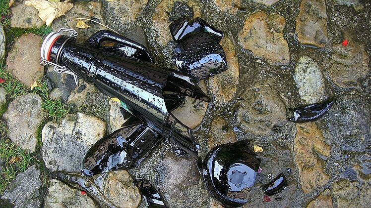 Schweinfurt: Brutaler Angriff mit abgebrochener Glasflasche - 23-J&auml;hriger in U-Haft