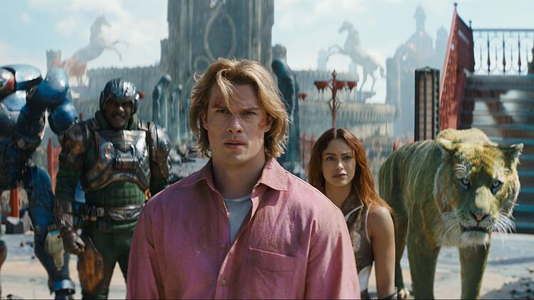 Nicholas Galatzine (vorne) verk&ouml;rpert in "Masters of the Universe" Prinz Adam alias He-Man.